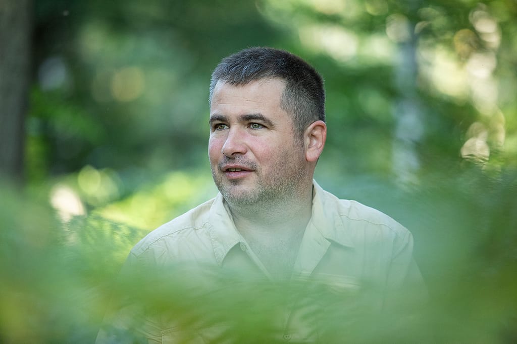 photo de portrait de Thomas NAZARET dans les fougère réalisé par Marlène Piraud