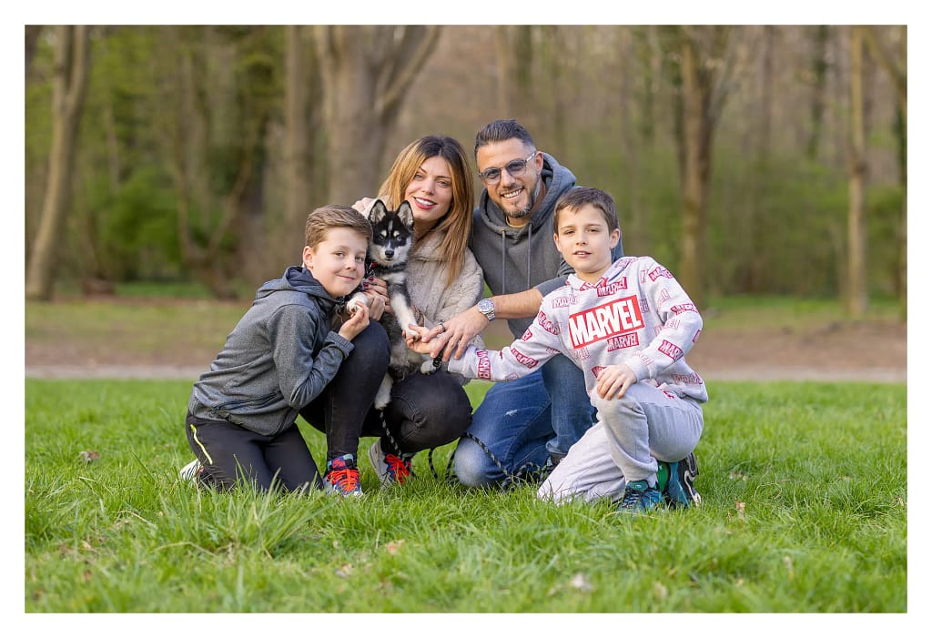 Photo de famille avec un chiot Pomsky.
