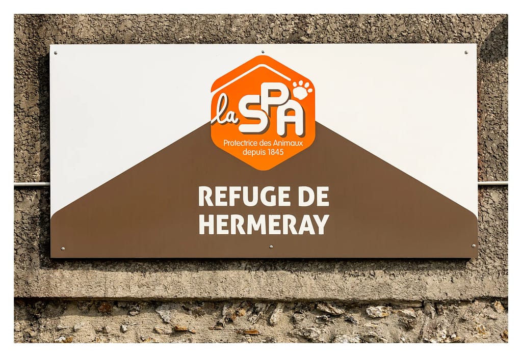 Panneau à l'entrée du refuge de la SPA d'Hermeray