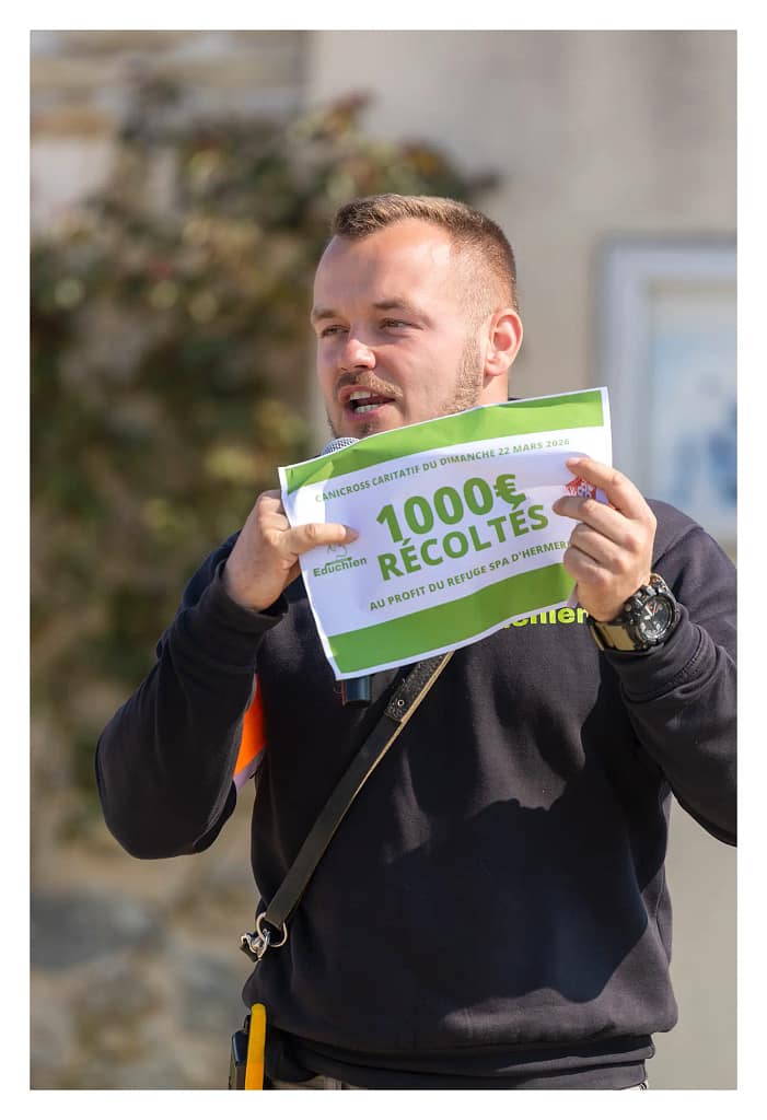 Alexis Bonnarang avec papier 1000 euros récolté pour la SPA hermeray