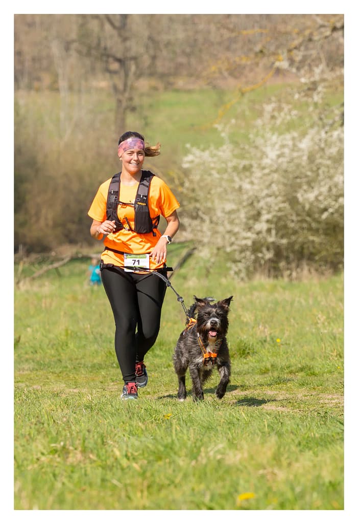 Participante avec son chien noir au canicross Educhien 2026