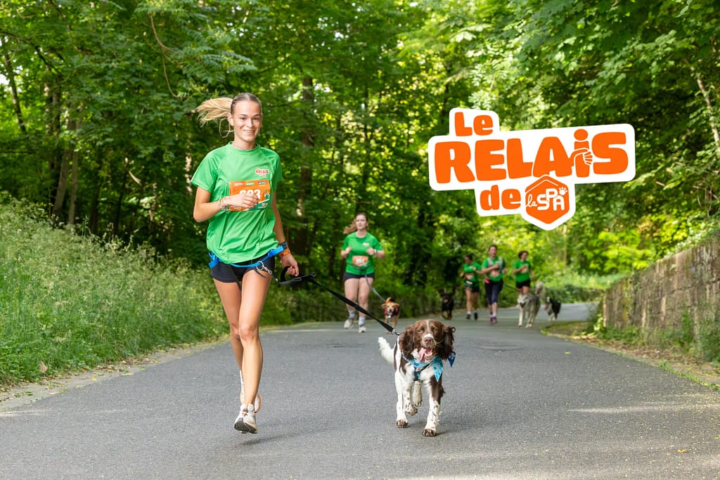 femme qui court avec son chien en canicross avec le logo "Le relais de la SPA"