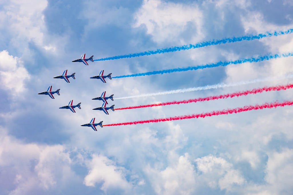 Patrouille de France avec ses fumées tricolores pendant la Fête de l’air des Mureaux 2023 depuis les hauteurs de Vaux-sur-Seine