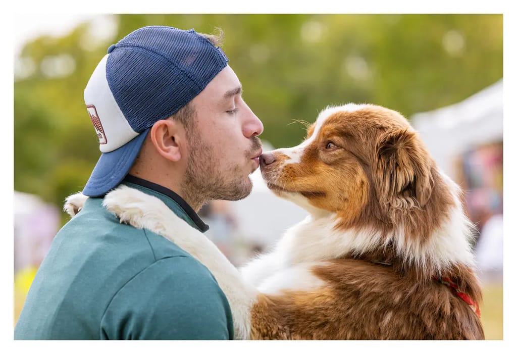 maître avec son chien lors d'une séance photo sur un événement