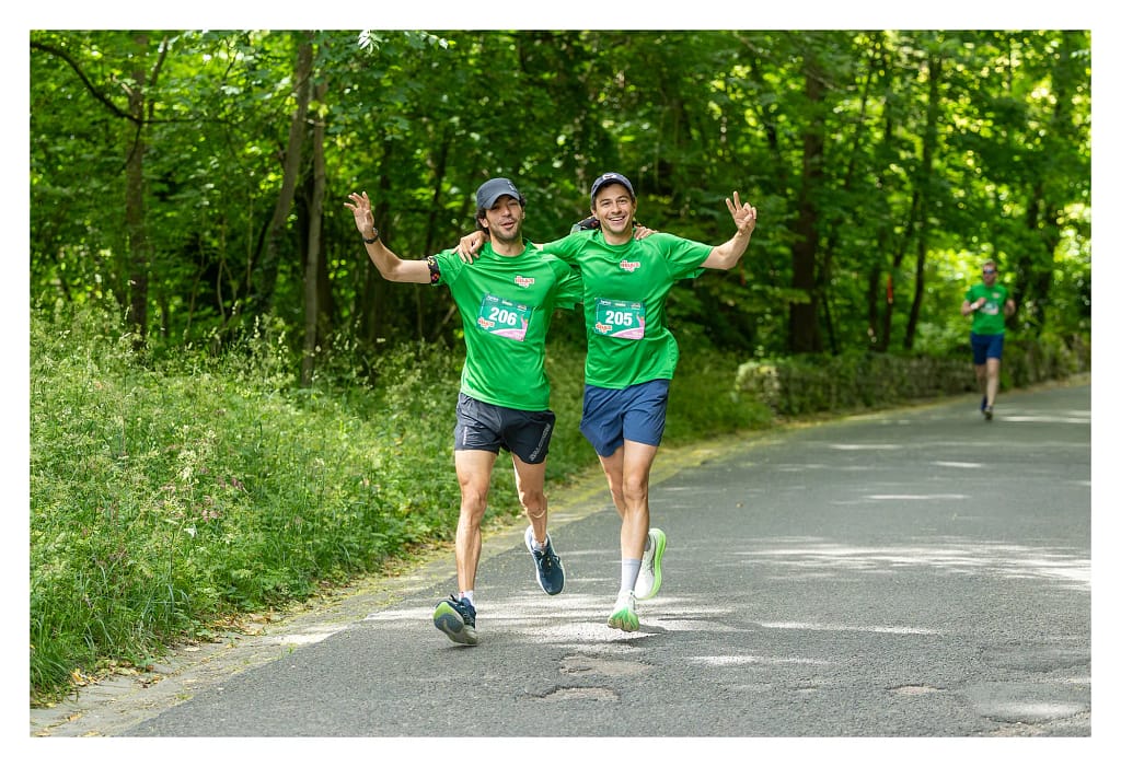 Deux coureurs heureux qui montrent la bonne ambiance du relais de la SPA. Ce sont des participants de la course de 10 kilomètres.
