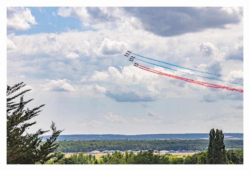 Patrouille de France au-dessus de la vallée, photographiée depuis les hauteurs de Vaux-sur-Seine