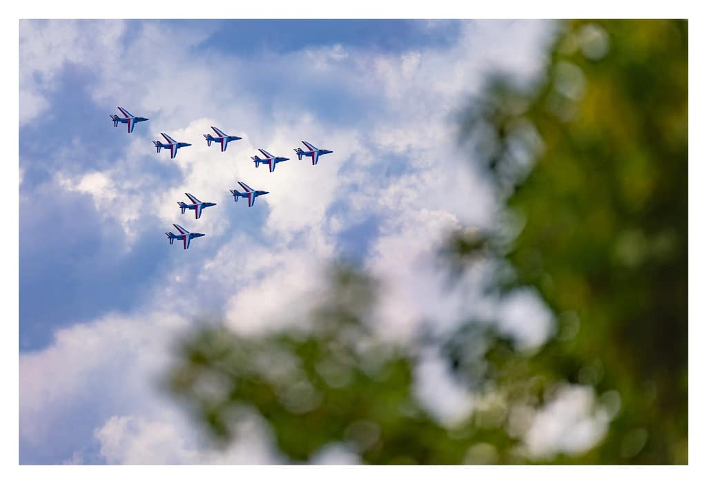 Patrouille de France photographiée entre les arbres depuis les hauteurs de Vaux-sur-Seine