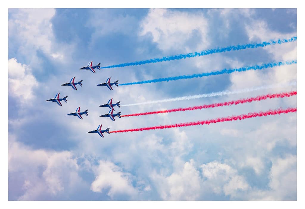 Formation de la Patrouille de France et fumées tricolores dans le ciel nuageux des Mureaux