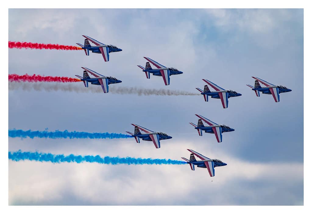 Formation rapprochée de la Patrouille de France avec ses fumées tricolores