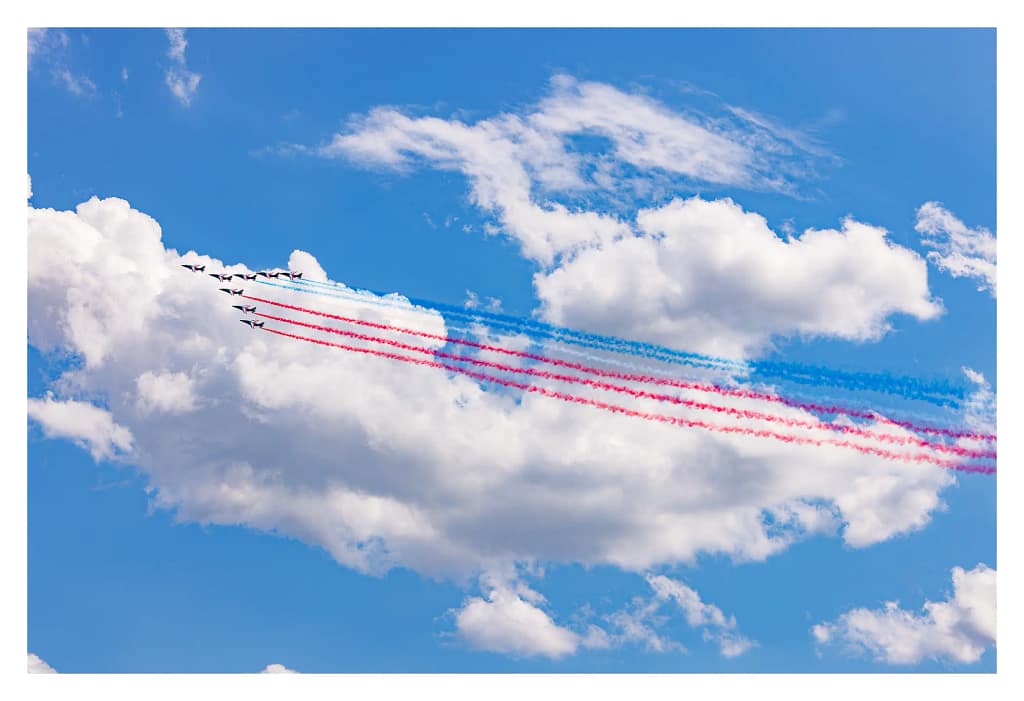 Patrouille de France et fumées tricolores devant les nuages aux Mureaux