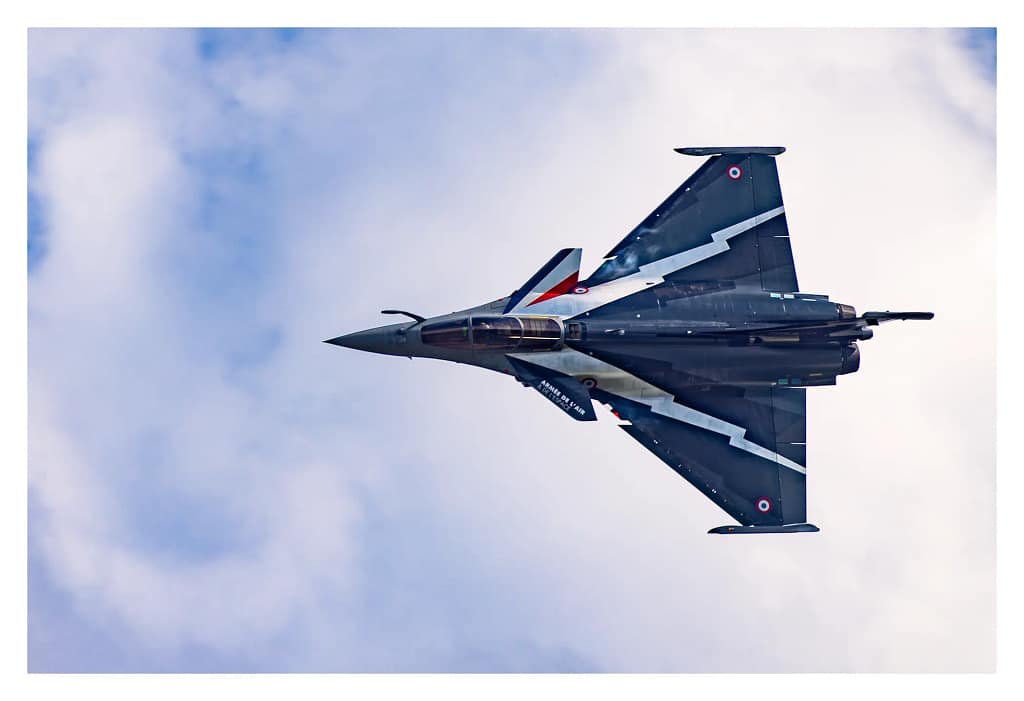 Rafale Solo Display vu par-dessous dans le ciel nuageux au-dessus de Vaux-sur-Seine