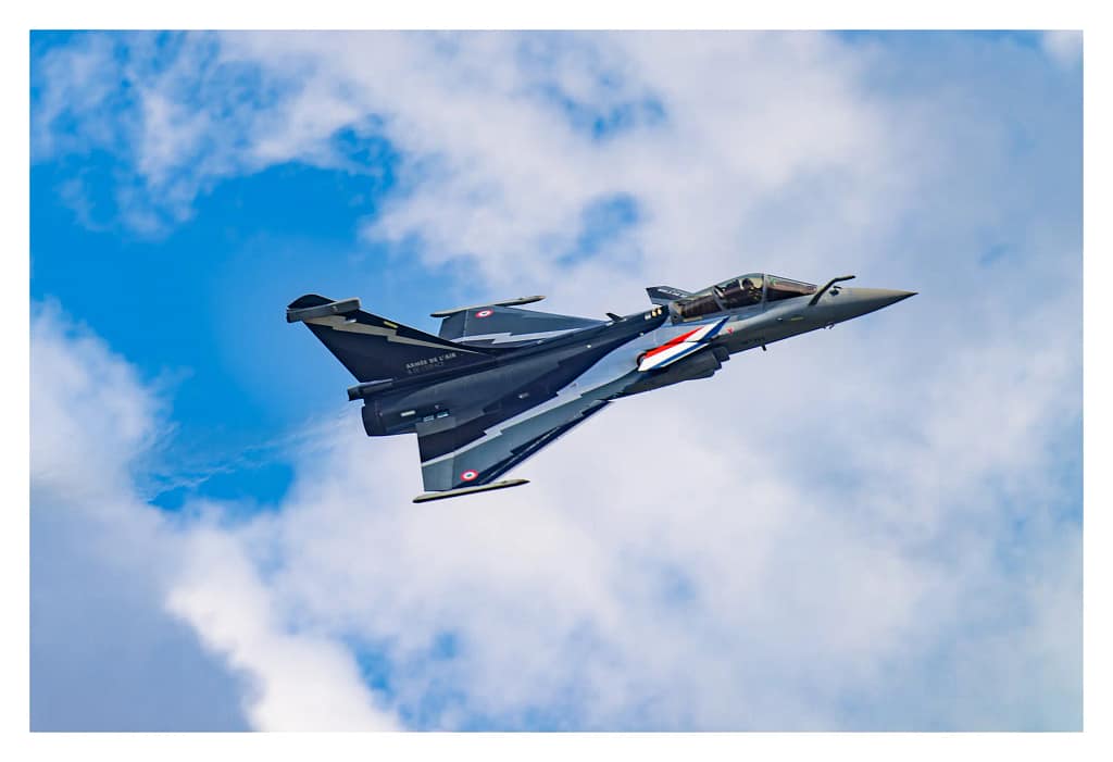 Rafale Solo Display passant devant les nuages pendant la Fête de l’air des Mureaux