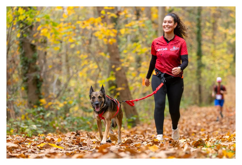 Participante avec son chien au canitrail des châtaignes 2025
