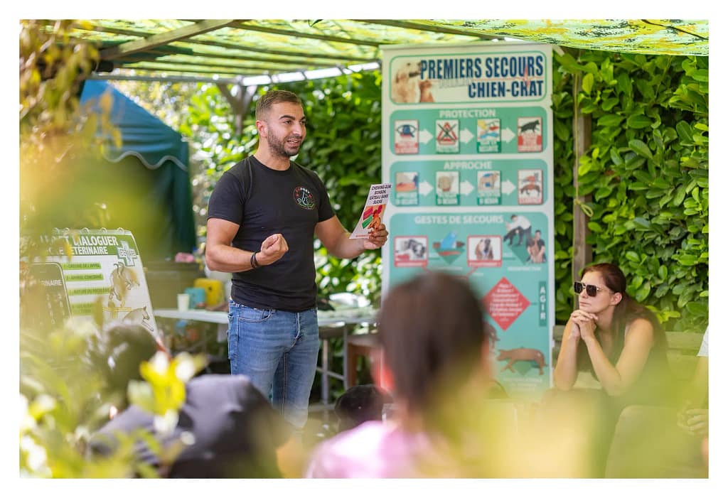 Samir Hrimach anime la formation SISPREV aux premiers secours canins et félins dans le Val-d'Oise