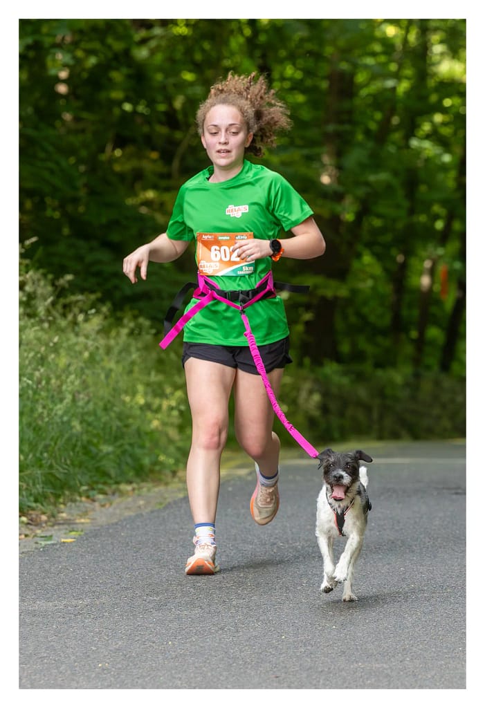 Femme qui court avec son chien pour le canicross du relais de la SPA 2026