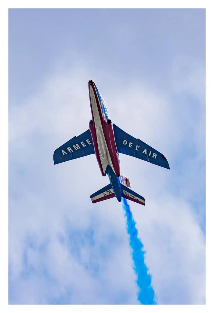 Extra 330 de l’Équipe de voltige de l’Armée de l’air vu par-dessous avec sa fumée bleue