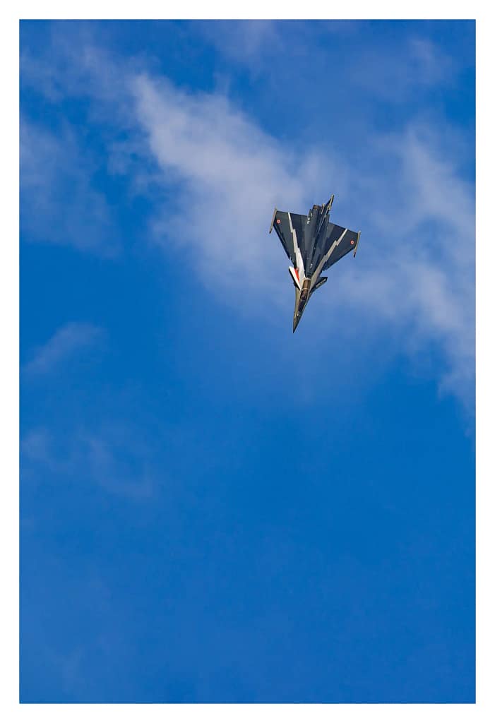 afale Solo Display en virage dans le ciel bleu au-dessus de Vaux-sur-Seine