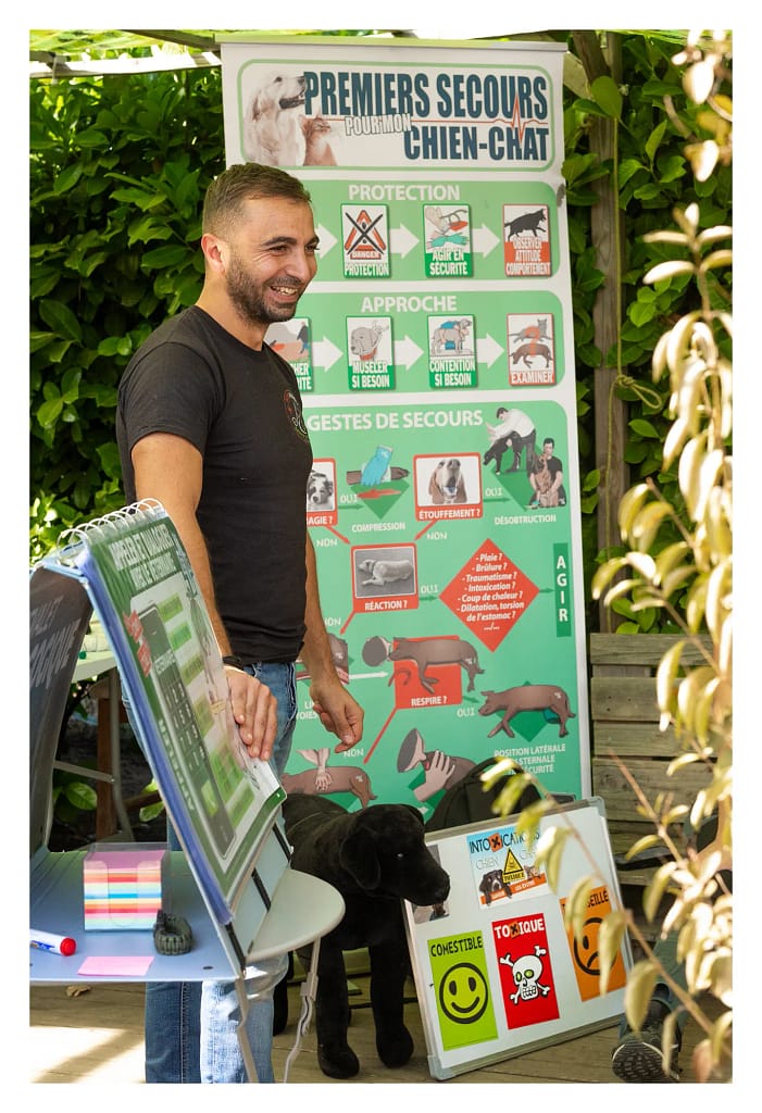 Samir Hrimach anime une formation aux premiers secours canins et félins dans le Val-d’Oise.