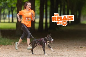 femme qui court avec son chien en canicross avec le logo "Le relais de la SPA"