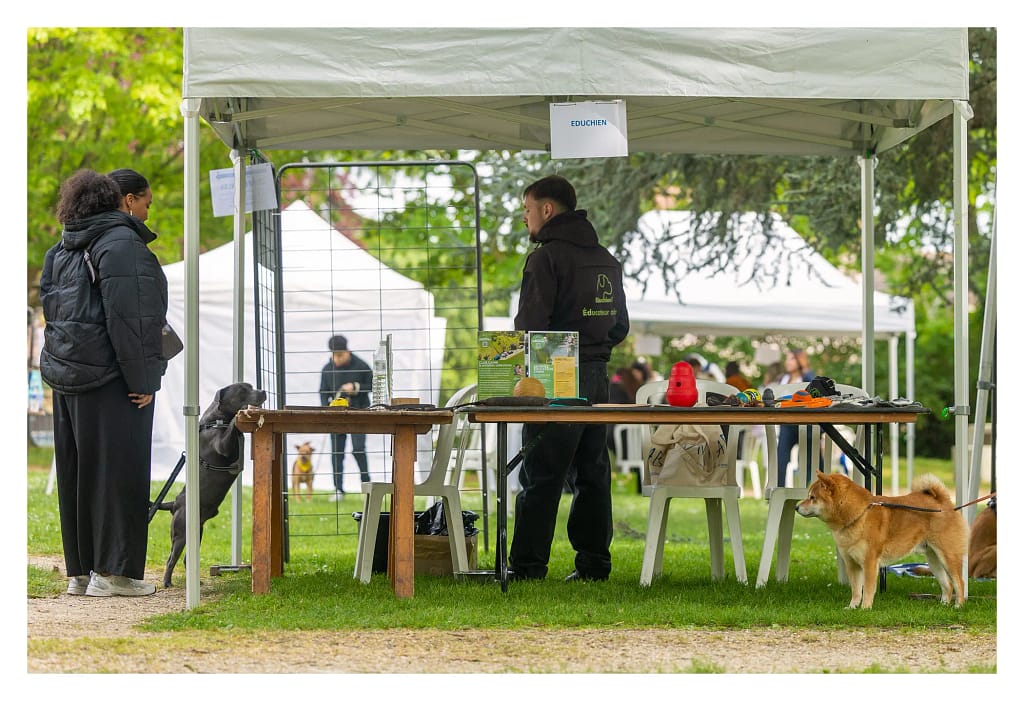 Stand éducateur canin au salon du bien-être animal de Carrières-sous-Poissy.