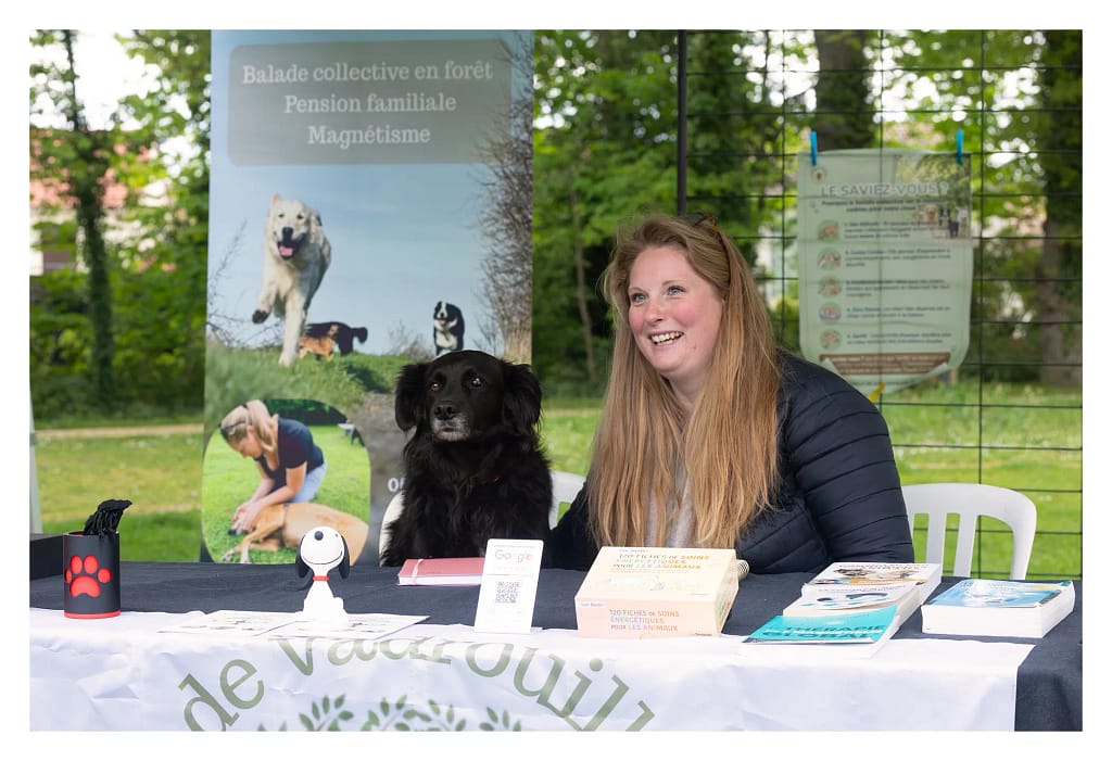 Professionnelle du milieu canin à son stand avec son compagnon lors du salon du bien-être animal de Carrières-sous-Poissy